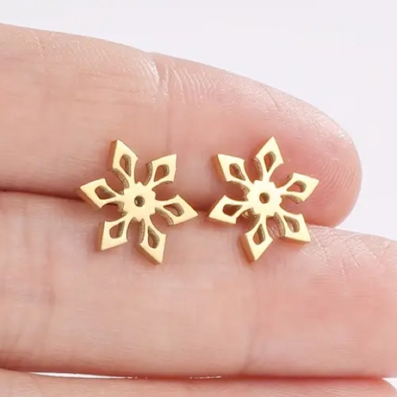 Jewelry - Ornate Snowflake Gold Toned Stud Earrings